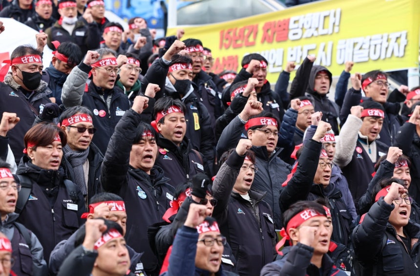 전국철도노동조합 조합원들이 지난 19일 서울역 광장에서 열린 총파업 돌입 기자회견에서 구호를 외치고 있다.뉴스1