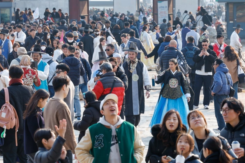 서울 종로구 경복궁이 관광객으로 북적이고 있다.사진=뉴스1