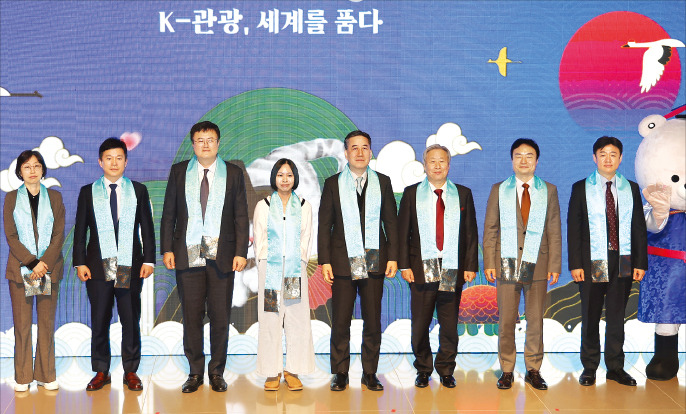 올해 방한 외래 관광객이 23일 사상 최대인 1850만 명을 돌파했다.이날 1850만 번째 관광객으로 입국한 싱가포르인 샬메인 리(왼쪽 네 번째)는 김대현 문체부 2차관(세 번째)과 서영충 한국관광공사 사장 직무대