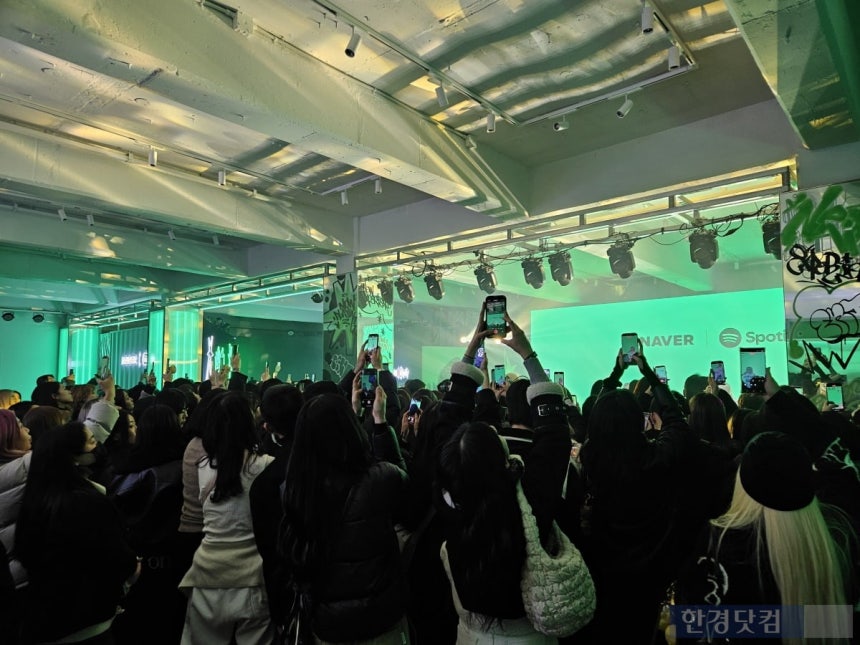 2030 네이버플러스멤버십 가입자들이 지난 22일 네이버X스포티파이 스페셜 파티에 참여해 공연을 즐기고 있다.사진=박수빈 기자