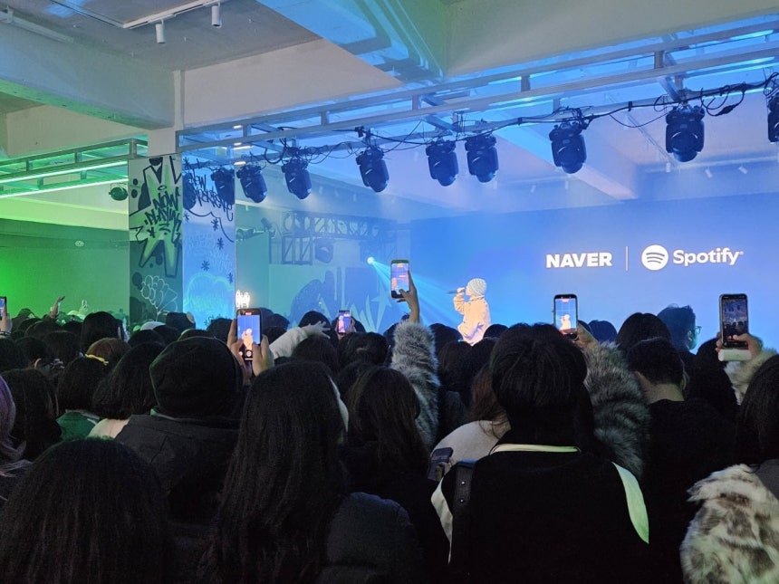 2030 네이버플러스멤버십 가입자들이 지난 22일 네이버X스포티파이 스페셜 파티에 참여해 가수 죠지의 공연을 즐기고 있다.사진=박수빈 기자