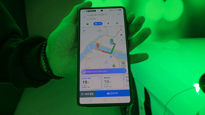 지난 22일 서울 성수동에서 열린 네이버X스포티파이 스페셜 파티에서 참여해 네이버지도를 통한 스포티파이 콘텐츠를 체험해보고 있다.영상=박수빈 기자