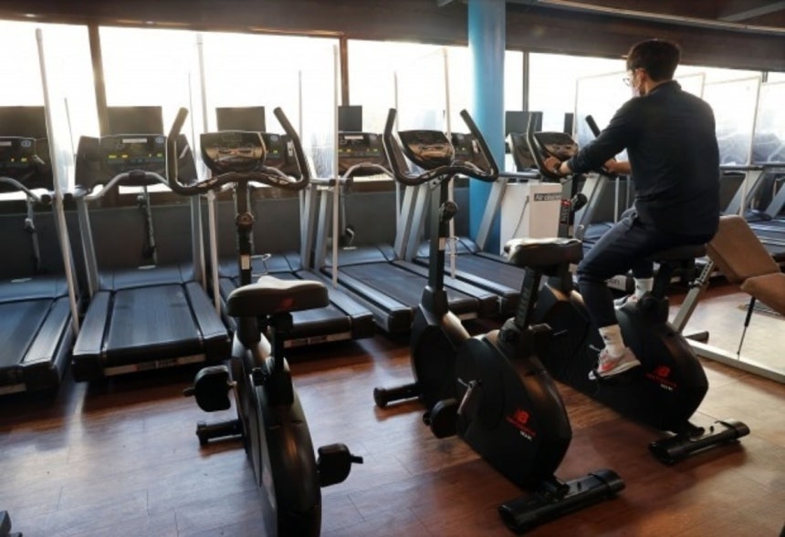 정부가 내달 1일부터 새로운 방역체계인 '단계적 일상회복' 1단계 시행계획을 발표한 29일 서울 마포구의 한 헬스장에서 회원이 운동을 하고 있다./사진=연합뉴스
