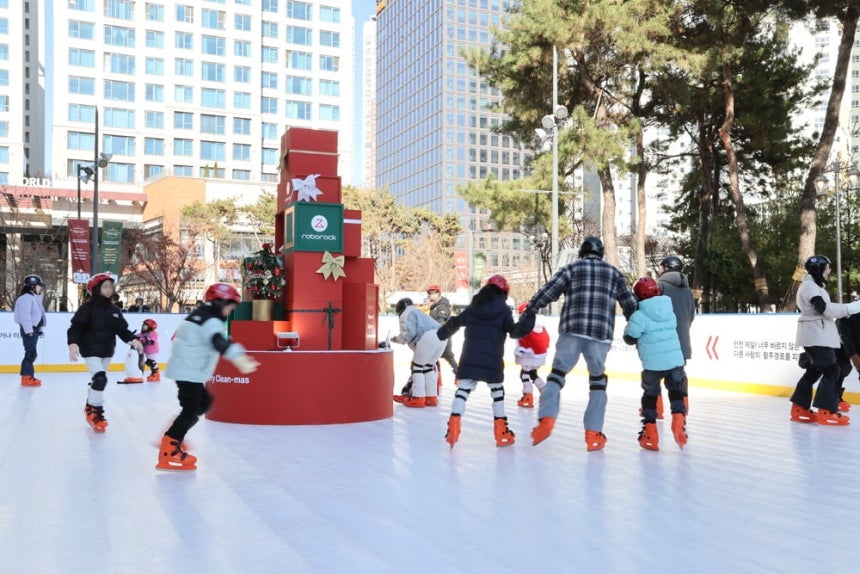 스타필드 고양에서 열린 로보락 아이스링크 팝업스토어에서 가족 고객들이 방문해 스케이트를 즐기고 있다.사진=로보락
