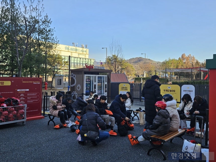 지난 22일 스타필드 고양에서 열린 로보락 아이스링크 팝업스토어에서 가족 고객들이 방문해 스케이트를 즐기고 있다.사진=박수빈 기자