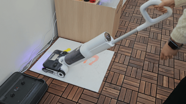 스타필드 고양에서 열린 로보락 아이스링크 팝업스토어에서 스팀 청소기 F25 울트라를 체험해보고 있다.영상=박수빈 기자