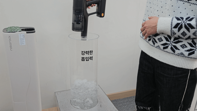 스타필드 고양에서 열린 로보락 아이스링크 팝업스토어에서 무선청소기 H60 허브 울트라 제품의 성능을 체험해보고 있다.영상=박수빈 기자