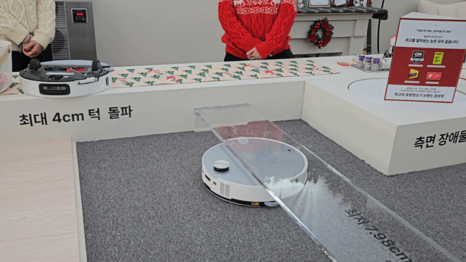 스타필드 고양에서 열린 로보락 아이스링크 팝업스토어에서 S9 MaxV 울트라 제품이 좁은 틈새를 지나가고 있다.영상=박수빈 기자