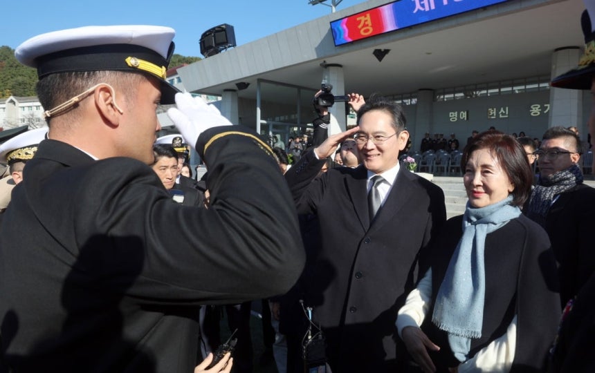 이재용 삼성전자 회장과 홍라희 삼성미술관 리움 명예관장이 11월 28일 경남 창원시 진해구 해군사관학교 연병장에서 열린 제139기 해군·해병대 사관후보생 수료 및 임관식에서 아들 이지호 소위에게 경례를 받고 있다.