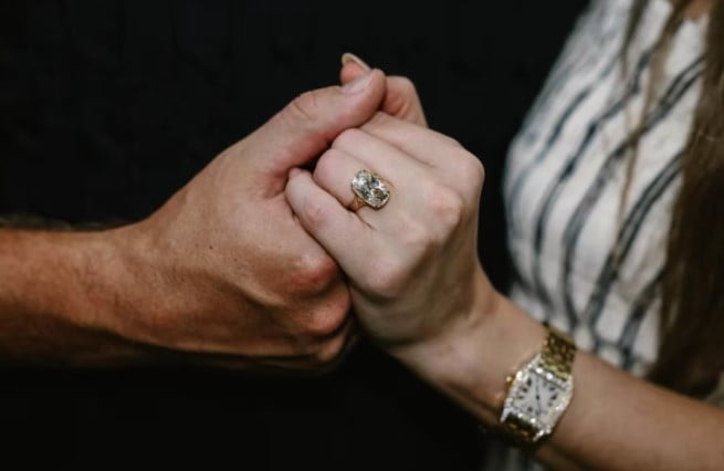 테일러 스위프트가 약혼반지를 낀 모습 [테일러 스위프트 SNS 캡처]