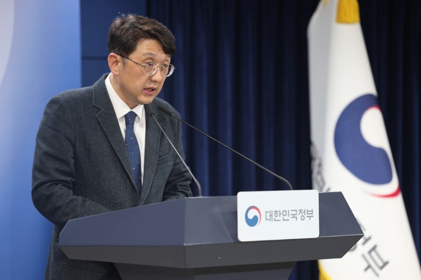 최우혁  과학기술정보통신부 네트워크정책실장이 24일 서울 종로구 정부서울청사에서 휴대전화 개통 시 안면인증 관련 브리핑을 하고 있다.  사진=연합뉴스