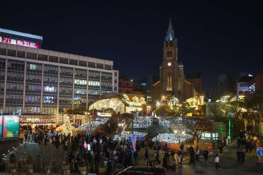 크리스마스를 하루 앞둔 24일 서울 중구 명동대성당이 시민과 관광객들로 붐비고 있다./ 사진=연합뉴스