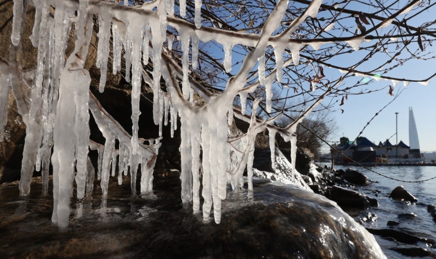 올겨울 첫 한파경보가 내려진 26일 서울 광진구 한강 주변에 얼음이 얼어있다./사진=연합뉴스