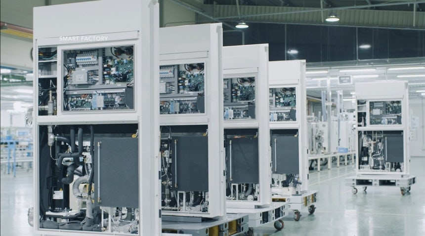 칠러 제조 현장의 검사 대기 공정.한중엔시에스 제공