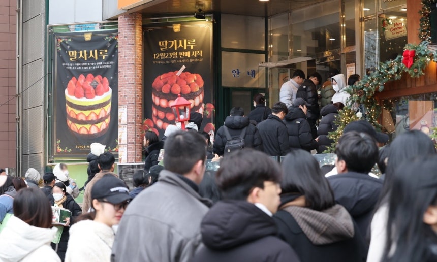 대전 중구 성심당 일대에 빵을 사려는 고객들이 차례를 기다리고 있다./사진=뉴스1