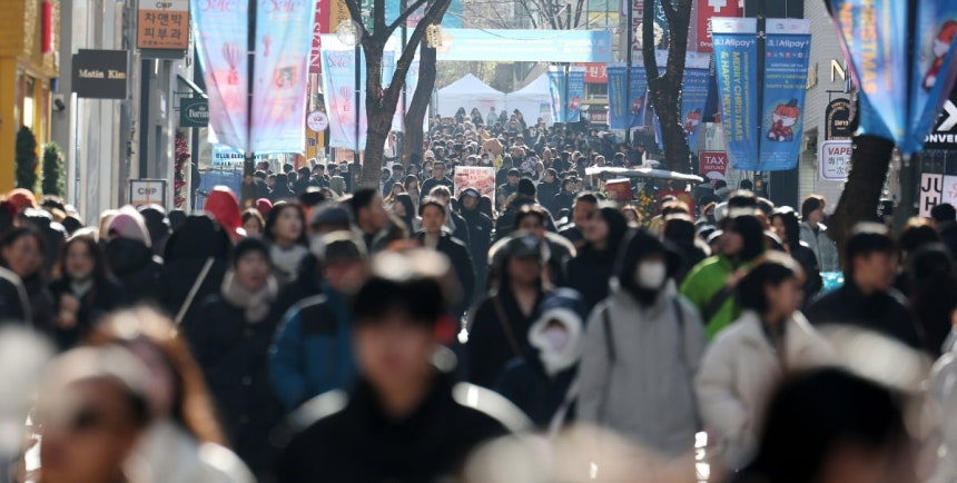 크리스마스인 25일 서울 명동에 시민과 외국인 관광객의 발길이 이어지고 있다.사진=뉴스1