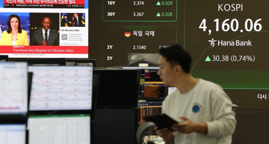 29일 오전 서울 중구 하나은행 본점 딜링룸 현황판에 코스피가 표시돼 있다./사진=연합뉴스