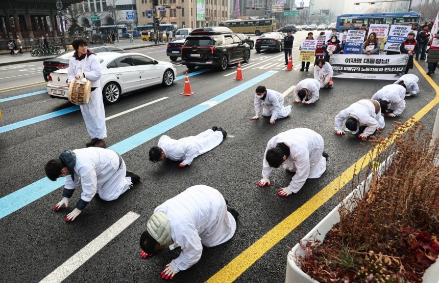 공공운수노조 서울지역공공서비스지부 조합원들이 29일 서울 광화문 광장에서 청와대 비정규직 고용보장을 촉구하며 청와대 방면으로 삼보일배 하고 있다.사진=뉴스1
