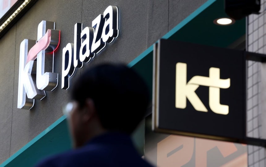 서울 시내 한 KT 매장 앞을 시민들이 오가고 있다.사진=연합뉴스