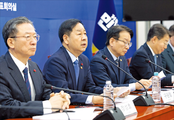 구윤철 부총리 겸 기획재정부 장관이 30일 국회에서 열린 경제형벌 민사책임 합리화 제2차 당정협의회에서 발언하고 있다.왼쪽부터 정성호 법무부 장관,구 부총리,권칠승·최기상 더불어민주당 의원.뉴스1