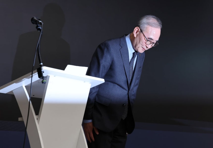 김영섭 KT 대표이사 사장이 30일 서울 종로구 광화문 사옥에서 열린 무단 소액결제 사태 및 해킹 사고 등과 관련한 '침해사고 관련 대고객 사과와 정보보안 혁신방안' 브리핑에서 고개 숙여 사과하고 있다.사진=연합뉴