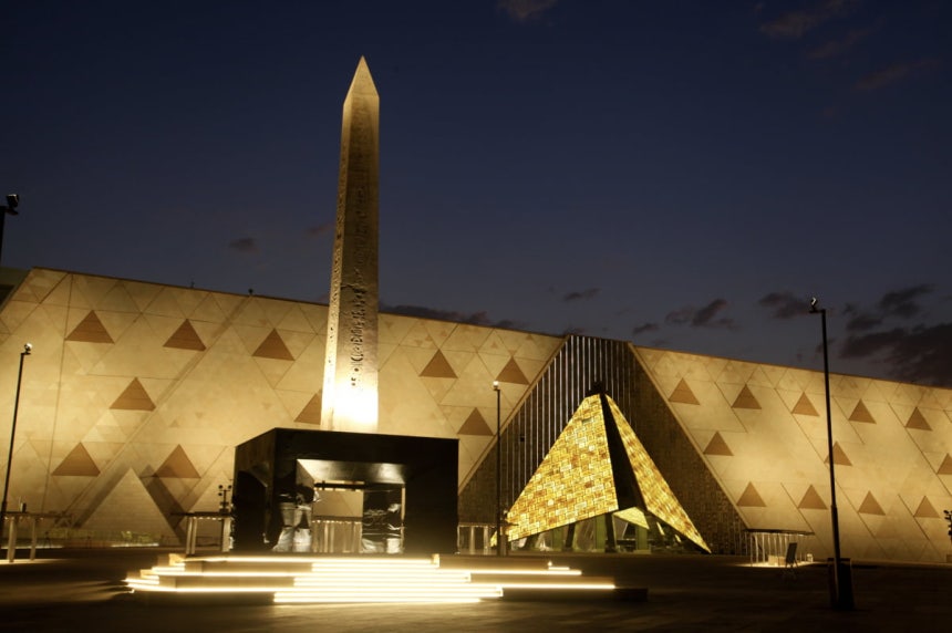 이집트 대박물관 출입구와 공중에 매달린 오벨리스크./이집트 대박물관 홈페이지