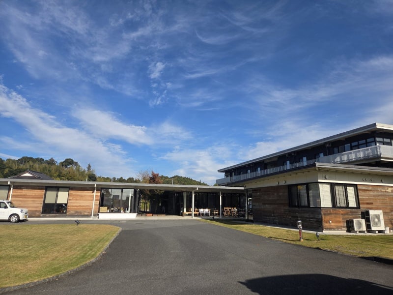 전원주택서 24시간 간병…月80만원에 누리는 '복지 천국' [집코노미-집 100세 시대]