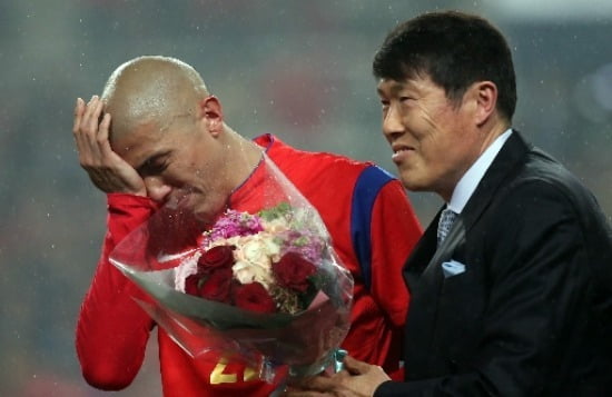 차두리(왼쪽)의 국가대표 은퇴 경기를 찾은 차범근 전 감독./ 사진=연합뉴스