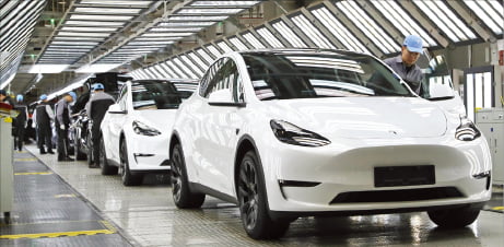 중국 자동차 업계는 출혈 경쟁에 빠져 위기를 맞고 있다.상하이에 있는 테슬라 공장에서 직원들이 차량을 점검하고 있다.한경DB