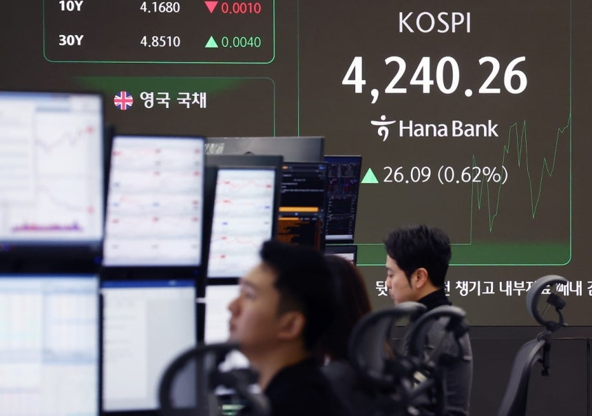 코스피가 새해 첫 거래일에 장중 4240선을 돌파하며 사상 최고치를 경신한 2일 오전 서울 중구 하나은행 딜링룸 전광판에 코스피 지수가 나오고 있다./사진=뉴스1