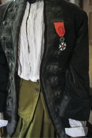 로자가 자주 입었던 옷과 레지옹 도뇌르 훈장.