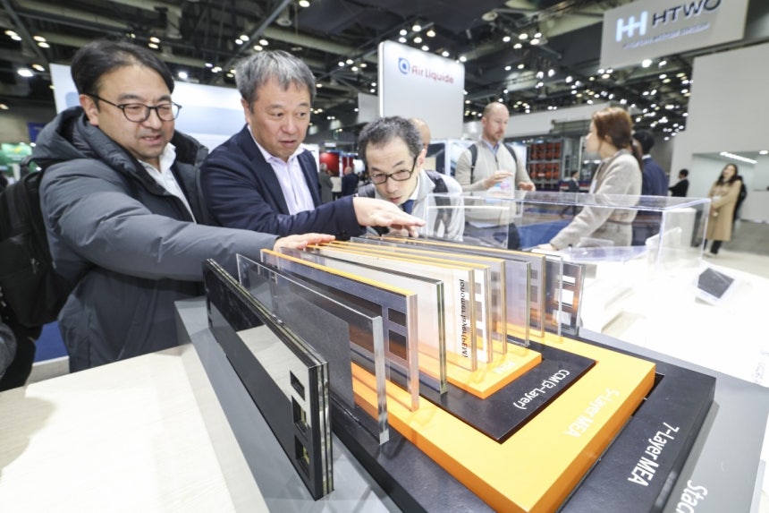 4일 경기도 고양시 킨텍스에서 열린 '세계 수소 엑스포 2025(World Hydrogen Expo 2025)'에서 코오롱 부스를 찾은 관람객들이 제품을 살펴보고 있다.사진=한국경제DB