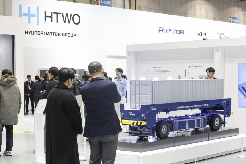 일 경기도 고양시 킨텍스에서 열린 '세계 수소 엑스포 2025(World Hydrogen Expo 2025)'에서 관람객들이 현대차그룹 부스를 살펴보고 있다.사진=한국경제DB