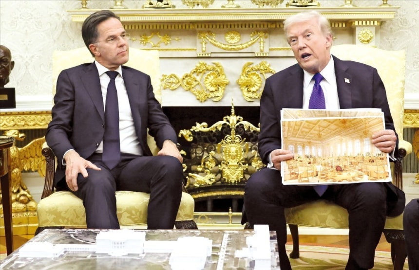 백악관 리모델링 사진 든 트럼프 도널드 트럼프 미국 대통령이 22일(현지시간) 백악관에서 마르크 뤼터 북대서양조약기구(NATO·나토) 사무총장과 회담하던 도중 논란이 되고 있는 백악관 연회장 증축과 관련해 증축 후 