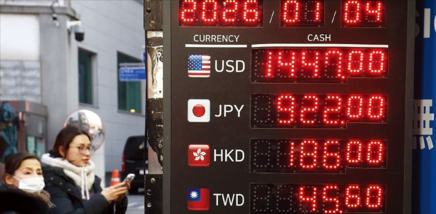 <다시 오르는 환율> 정부가 달러 공급을 확대해 환율 안정을 유도하고 있지만 개인과 기업의 달러 비축 수요는 더 늘어났다.4일 서울 명동 환전소 시세판에 외화 시세가 표시돼 있다.이솔 기자