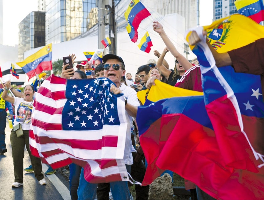 마두로 체포에 시민 환호 미국이 니콜라스 마두로 베네수엘라 대통령과 그의 부인 실리아 플로레스를 체포했다고 밝히자 파나마에 거주하는 베네수엘라 국민이 3일(현지시간) 파나마시티 거