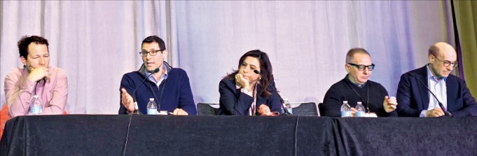 올레그 잇쇼키 하버드대 경제학과 교수(왼쪽부터),제시 슈레거 컬럼비아대 교수,세브넴 칼렘리 외즈칸 브라운대 교수,﻿마틴 유리브 컬럼비아대 교수,케네스 로고프 하버드대 교수가 ﻿달러 가