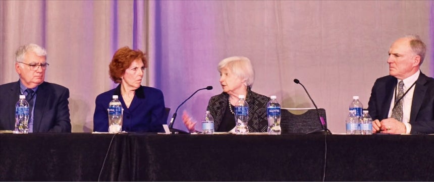 재닛 옐런 전 미국 중앙은행(Fed) 의장(왼쪽 세 번째)이 4일(현지시간) 미국경제학회에서 토론하고 있다.왼쪽부터 아타나시오스 오르파니데스 매사추세츠공대(MIT) 교수,로레타 메스터 전 클리블랜드 연방준비은행 