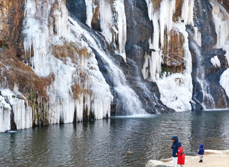 [포토] 폭포도 얼린 소한 추위