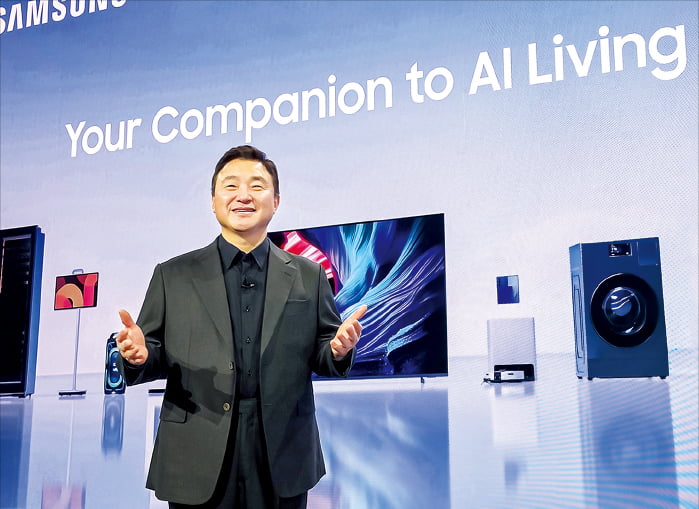 노태문 삼성전자 디바이스경험(DX)부문장(사장)이 4일(현지시간) 미국 라스베이거스 윈호텔에서 ﻿TV 전용 AI 플랫폼 '비전 AI 컴패니언'을 소개하고 있다.삼성전자 제공