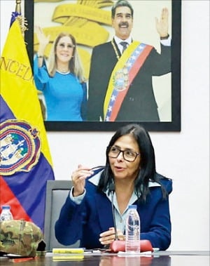 마두로에 충성한다던 부통령…美엄포에 "적극 협력"