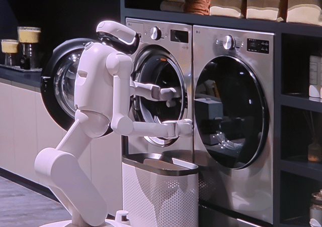 LG전자가 공개한 홈로봇 'LG 클로이드'가 5일(현지시간) 미국 라스베이거스 컨벤션센터(LVCC)에서 진행된 회사 부스투어 당시 세탁물을 세탁기에 넣고 있다.영상=김대영 기자