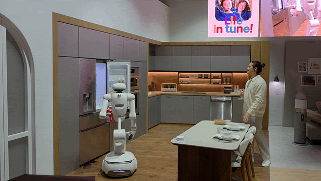 LG전자가 공개한 홈로봇 'LG 클로이드'가 5일(현지시간) 미국 라스베이거스 컨벤션센터(LVCC)에서 진행된 회사 부스투어 당시 냉장고에서 우유를 꺼내고 있다.영상=김대영 기자