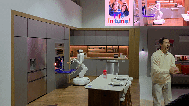 LG전자가 공개한 홈로봇 'LG 클로이드'가 5일(현지시간) 미국 라스베이거스 컨벤션센터(LVCC)에서 진행된 회사 부스투어 당시 그릇을 오븐에 넣고 있다.영상=김대영 기자