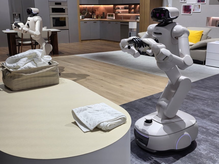 LG전자 홈로봇 'LG 클로이드'가 5일(현지시간) 미국 라스베이거스 컨벤션센터(LVCC)에서 진행된 회사 부스투어 당시 직접 정리한 수건.사진=김대영 기자