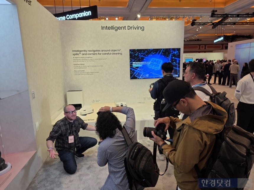 삼성전자가 지난 4일(현지시간) 미국 라스베이거스 윈호텔에 마련된 CES 2026 단독 전시관에서 로봇청소기 신제품 '비스포크 AI 제트 봇 콤보'(오른쪽)를 전시하고 있다.사진=김대영 기자