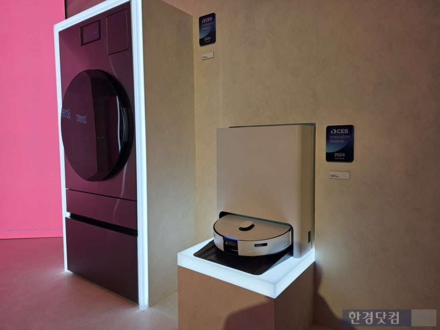 삼성전자가 지난 4일(현지시간) 미국 라스베이거스 윈호텔에 마련된 CES 2026 단독 전시관에서 로봇청소기 신제품 '비스포크 AI 제트 봇 콤보'(오른쪽)를 전시하고 있다.사진=김대영 기자