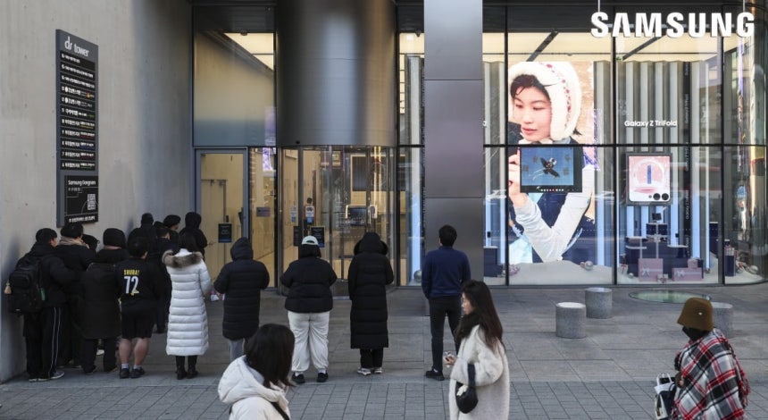 삼성전자의 두 번 접는 폴더블 스마트폰 '갤럭시 Z 트라이폴드' 3차 판매에 나선 6일 오전 서울 서초구 삼성 강남에서 시민들이 매장으로 입장하기 위해 줄지어 서 있다.사진=임형택 기자