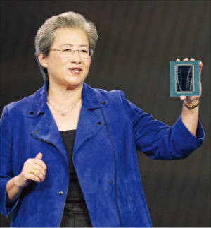 리사 수 AMD 최고경영자(CEO)가 5일(현지시간) 신형 인공지능(AI) 가속기 MI455X의 성능을 소개하고 있다.연합뉴스