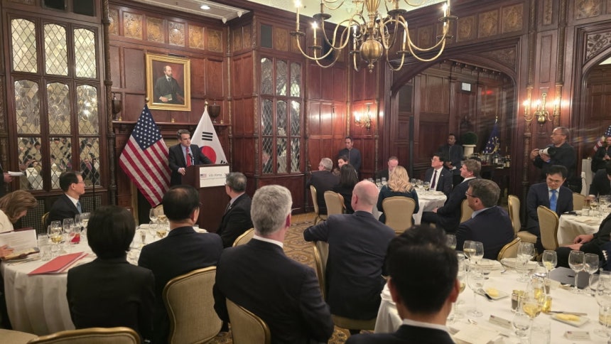 제임스 댄리 미국 에너지부 부장관이 5일(현지시간) 저녁 워싱턴DC 헤이애덤스 호텔에서 열린 블루암모니아 생산공장 착공 기념행사에서 발언하고 있다./워싱턴=이상은 특파원